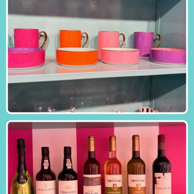 Les couleurs de la boutique, tasses et bouteilles comprises.