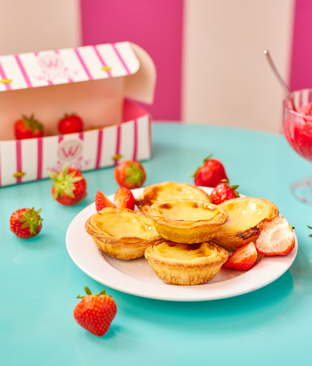 Pastéis de nata et fraises avec une boîte Wooly Pâtisserie